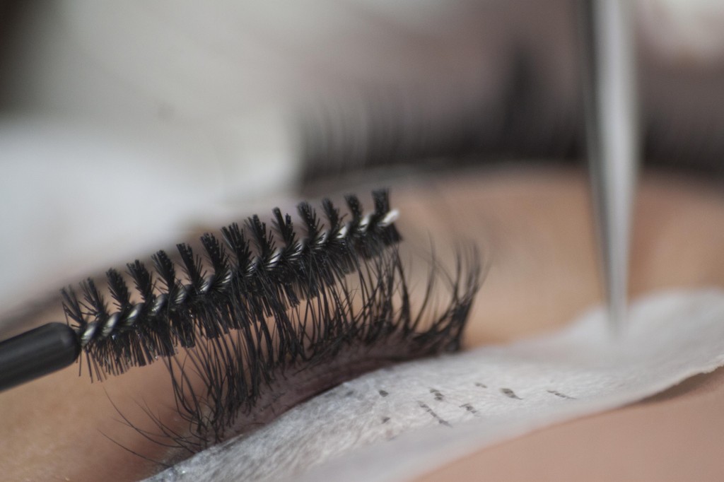 colocar extensiones de pestañas
