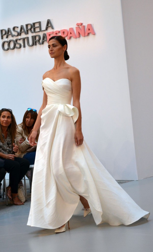 vestidos-de-novia-Hannibal-laguna-2016