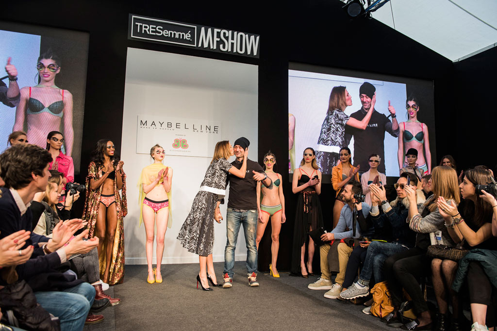 MAYBELLINE-desfile-027