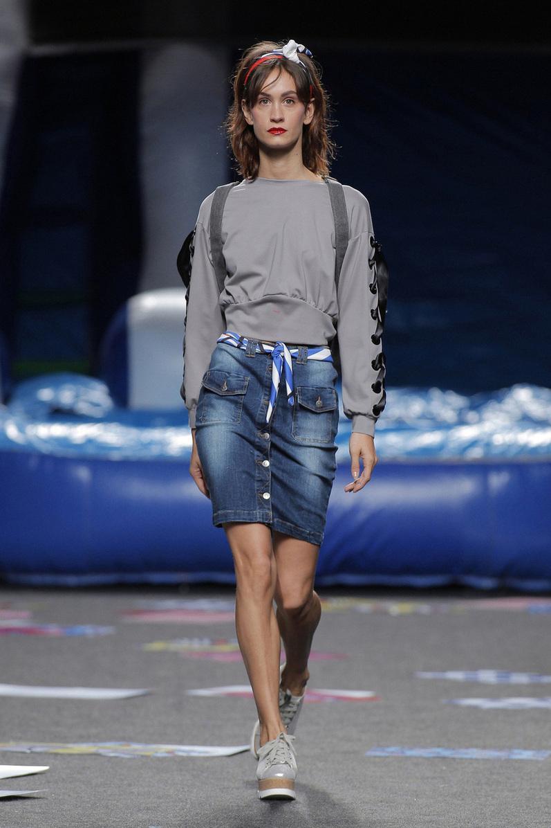 Outfit con falda denim